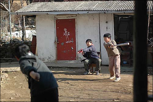 정확하게 맞으면 사랑채를 훌쩍 넘기는 홈런도 나온다 